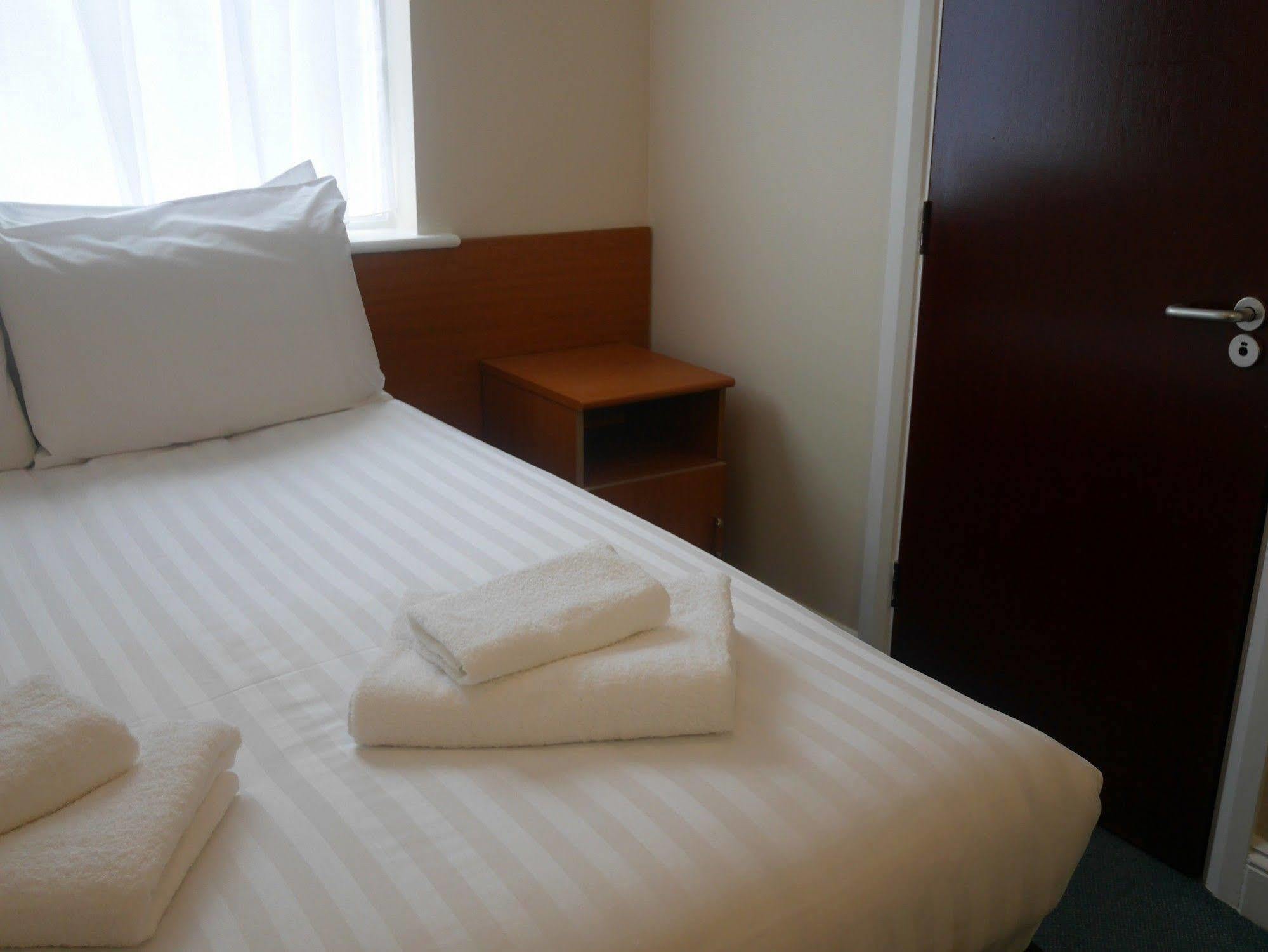 Sk Heathrow Hotel Hayes  Exterior photo