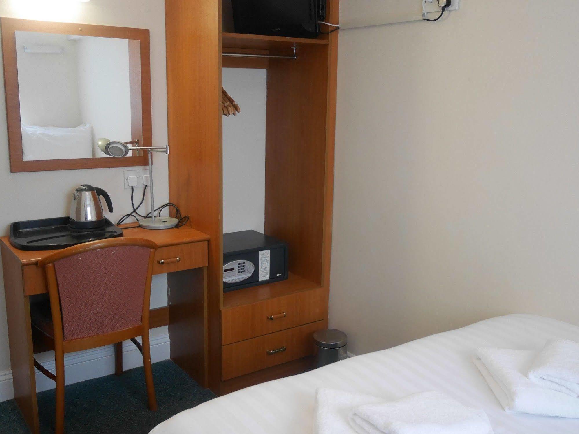 Sk Heathrow Hotel Hayes  Exterior photo