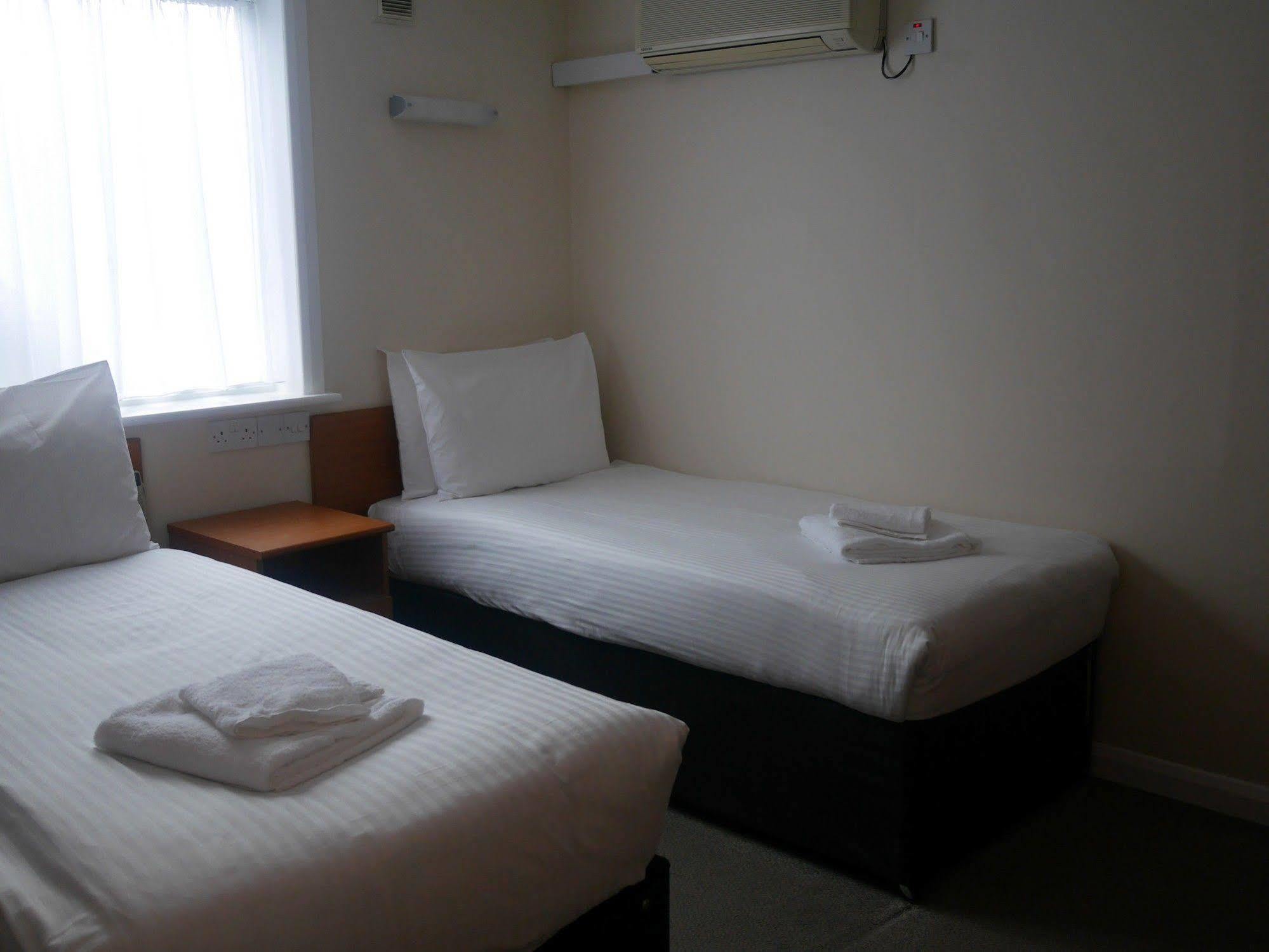 Sk Heathrow Hotel Hayes  Exterior photo